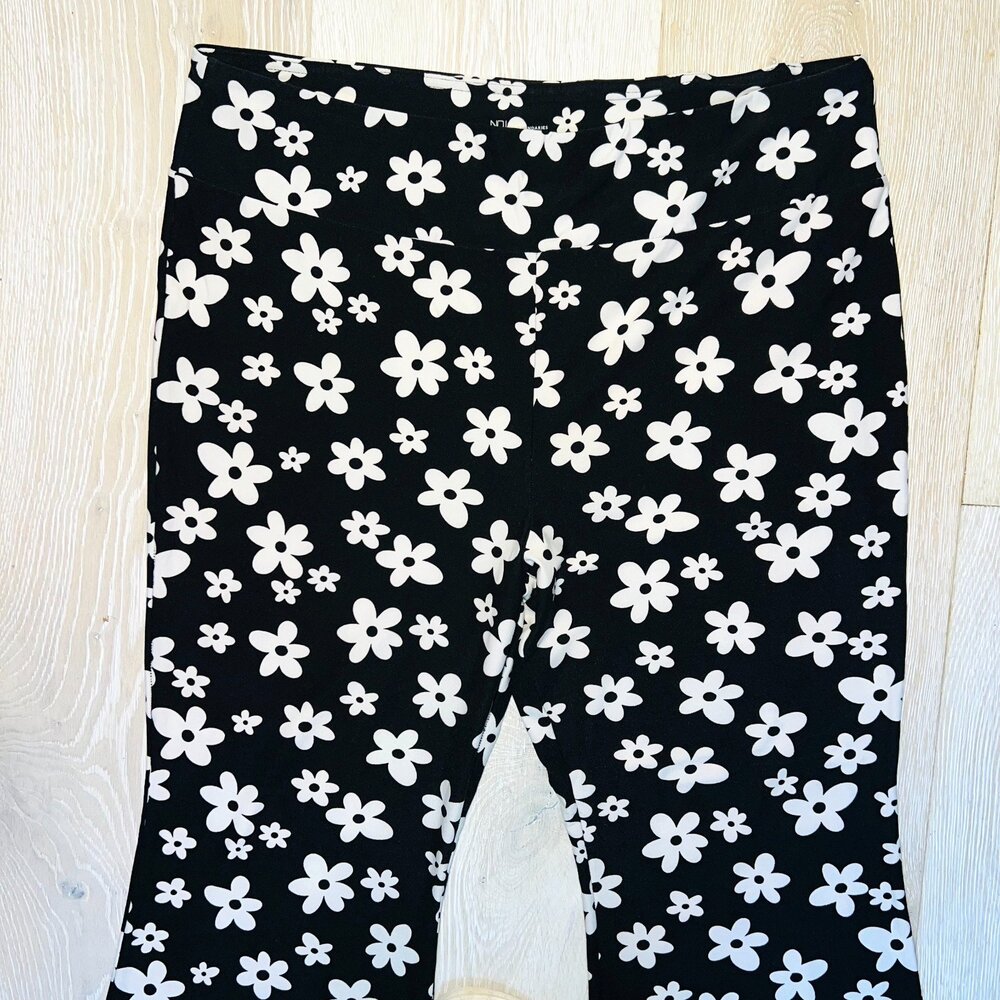 No Boundaries - Flare Leg Stretch Pants Women's XXXL(21) B/W Daisy Flower - Picture 2 of 9